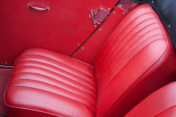 Jok mobil dengan desain retro vintage